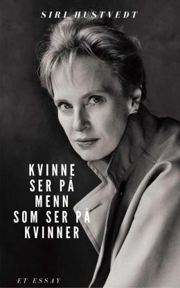 Kvinne ser på menn som ser på kvinner