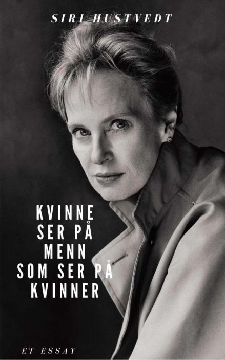 Kvinne ser på menn som ser på kvinner